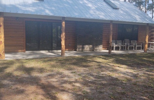 Ocklawaha Cabine | log cabin ,ocklawaha fl, close to ocala villages pet friendly ,lake Weir