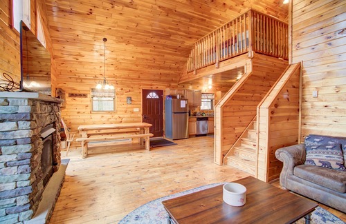 Ebervale Maison | Log Cabin POCONO, PRIVATE, FREE WIFI HOT TUB POOL TABLE , FREE TESLA EV CHARGER