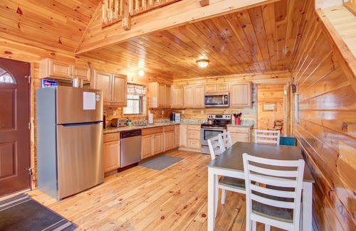 Ebervale Maison | Log Cabin POCONO, PRIVATE, FREE WIFI HOT TUB POOL TABLE , FREE TESLA EV CHARGER