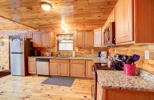 Ebervale Maison | Log Cabin POCONO, PRIVATE, FREE WIFI HOT TUB POOL TABLE , FREE TESLA EV CHARGER