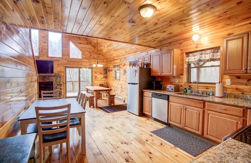 Ebervale Maison | Log Cabin POCONO, PRIVATE, FREE WIFI HOT TUB POOL TABLE , FREE TESLA EV CHARGER