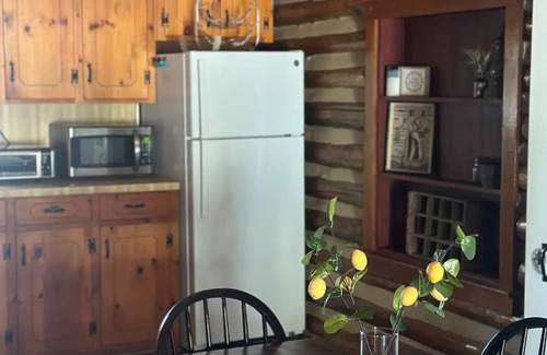 Callands-Gretna Maison | Log Cabin Retreat/Pet Friendly: Lake, Golf & Wine