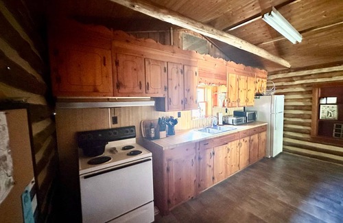 Callands-Gretna Maison | Log Cabin Retreat/Pet Friendly: Lake, Golf & Wine