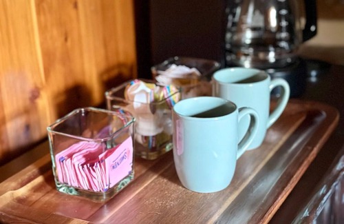Callands-Gretna Maison | Log Cabin Retreat/Pet Friendly: Lake, Golf & Wine