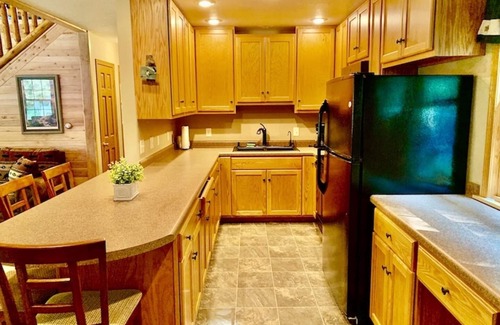 Lansing Cabine | Log Cabin/ w hot tub, outdoor pool & pool table