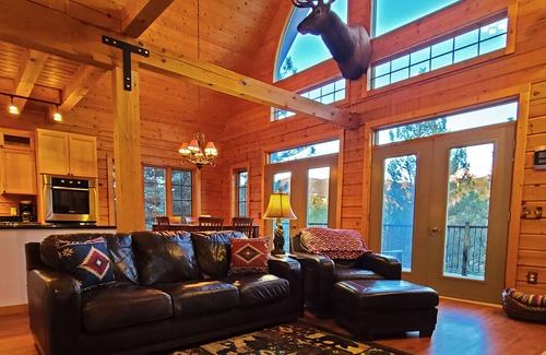 Rainbow Valley Cabine | LOG CABIN w/Mtn View, Hot Tub, & Fireplace!