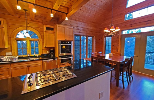 Rainbow Valley Cabine | LOG CABIN w/Mtn View, Hot Tub, & Fireplace!