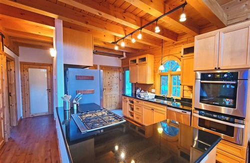 Rainbow Valley Cabine | LOG CABIN w/Mtn View, Hot Tub, & Fireplace!