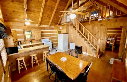 Townsend Cabine | Log Cabin, walk to Cades Cove and just minutes from Gatlinburg with a view!