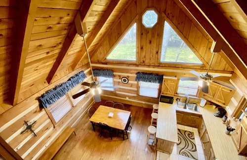 Townsend Cabine | Log Cabin, walk to Cades Cove and just minutes from Gatlinburg with a view!