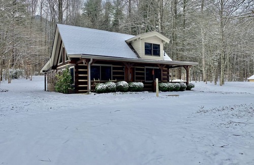 Townsend Cabine | Log Cabin, walk to Cades Cove and just minutes from Gatlinburg with a view!