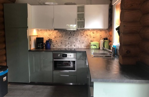 Wiefelstede Maison | Maison en rondins avec WiFi: RÊVEZ IDYLLE DIRECTEMENT SUR LE LAC "