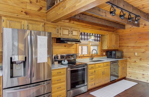 Cedarhurst Cabine | Log Cabin with living room fireplace and hot tub