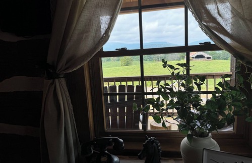 Lexington Cabine | Log cabin with mountain VIEWS in Lexington! Near VA Horse Ctr, 8 mi from VMI/W&L