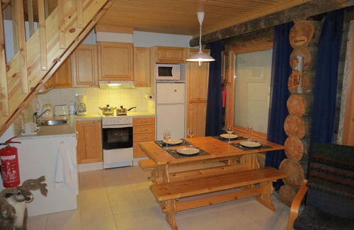 Akaslompolo Cabine | Cabane en rondins avec sauna, feu de bois et vue sur la forêt