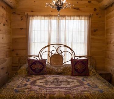 Spencer Lit Et Petit-Déjeuner | Log Country Inn Bed and Breakfast of Ithaca