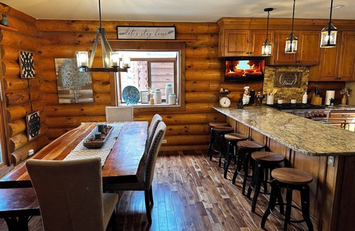 Woodmoor Maison | Log Home-Hot Tub-Game Room/Workout Room/Fireplace-BBQ-Yard Games/Pickleball