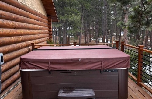 Woodmoor Maison | Log Home-Hot Tub-Game Room/Workout Room/Fireplace-BBQ-Yard Games/Pickleball