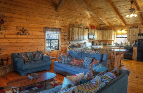 Leakey Cabine | LARGE LOG HOME ON THE FRIO RIVER 10% DISCOUNT FOR A MAY RESERVATION