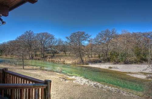 Leakey Cabine | LARGE LOG HOME ON THE FRIO RIVER 10% DISCOUNT FOR A MAY RESERVATION