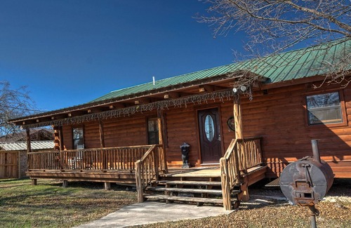 Leakey Cabine | LARGE LOG HOME ON THE FRIO RIVER 10% DISCOUNT FOR A MAY RESERVATION