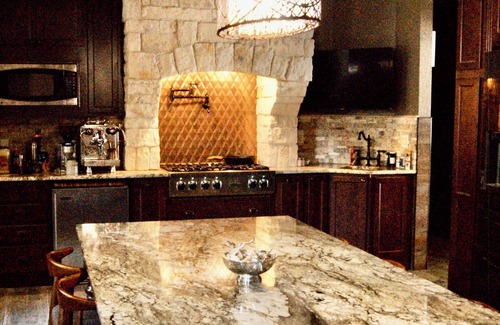 Colorado Springs Cabine | Grand lodge with pine forest, privacy, luxury hot-tub & WiFi in Colorado Springs