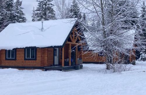 Central Okanagan Maison | Log lofted rustic cabin in woods