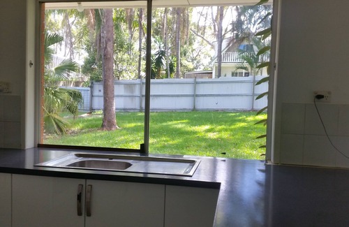 Eagleby Maison | Logan Hospital Dreamworld. Tamborine. upmarket area 3 bed furnished, ask pets.