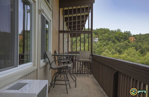 Mount Jackson Copropriété | Logan Lodge (Unit #135) | Ski/MTB/Golf | Ski slope & Resort valley views | Vaulted ceilings!