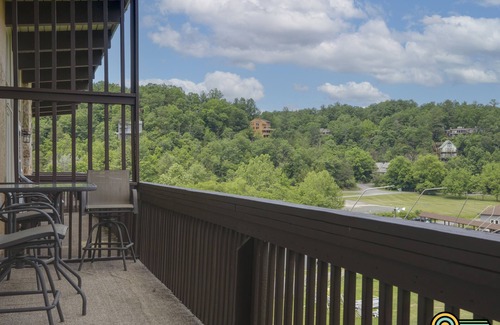 Mount Jackson Copropriété | Logan Lodge (Unit #135) | Ski/MTB/Golf | Ski slope & Resort valley views | Vaulted ceilings!