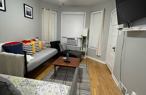Avondale Maison | LOGAN SQUARE: Chic, confortable 1er étage 2 BDRM APT! Parking incld!