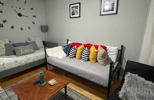 Avondale Maison | LOGAN SQUARE: Chic, confortable 1er étage 2 BDRM APT! Parking incld!