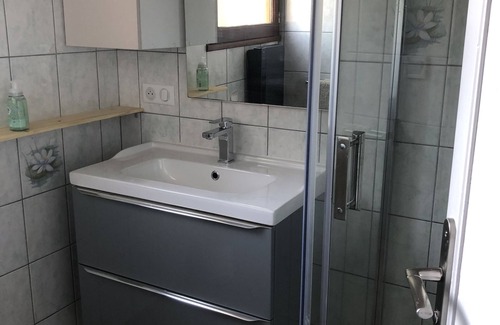 Sazos Maison | Logement entier avec vue terrasse extérieure et garage fermé