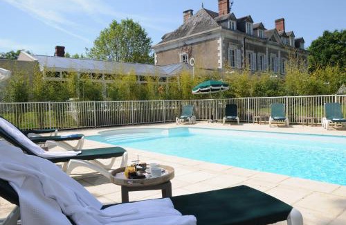 Salbris Hôtel | Logis Domaine De Valaudran