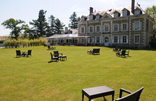 Salbris Hôtel | Logis Domaine De Valaudran