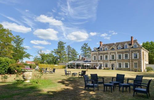 Salbris Hôtel | Logis Domaine De Valaudran