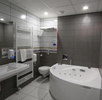 Montmarault Hôtel | Logis Hôtel Centrotel et Spa Bulles d'Allier