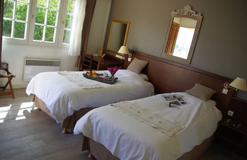 Chaufour-les-Bonnieres Hôtel | LOGIS HÔTEL LES NYMPHEAS