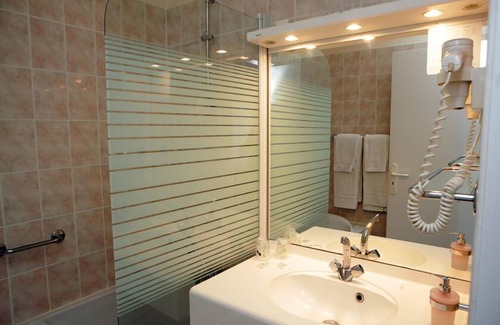 Chaufour-les-Bonnieres Hôtel | LOGIS HÔTEL LES NYMPHEAS