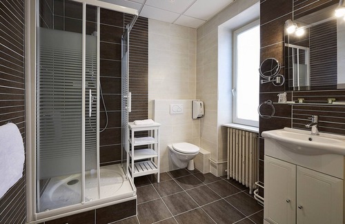 Bourgoin-Jallieu Hôtel | Logis Hôtel la Commanderie de Champarey