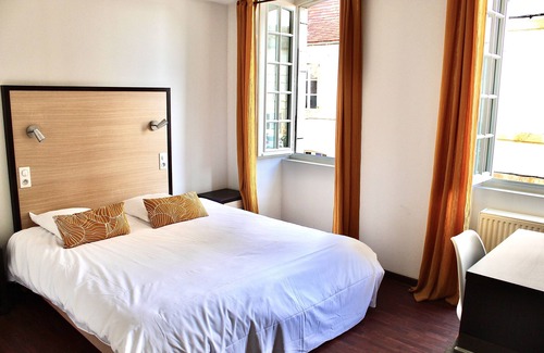 Navarrenx Hôtel | Logis Hôtel Le Commerce