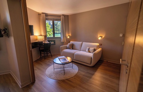 Nantua Hôtel | Logis Hotel L'Embarcadère