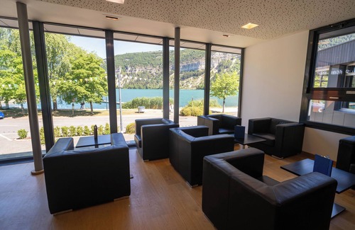 Nantua Hôtel | Logis Hotel L'Embarcadère