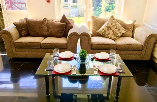 Valentines Appartement | London 2 Bedroom Apartment, Kitchen, Reception and Private Garden