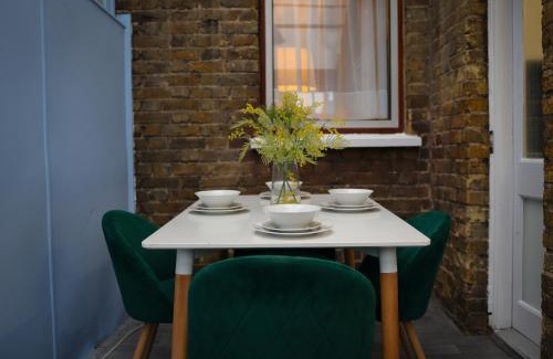 Edmonton Maison | London 4 Bed Contractor Base with Pool Table