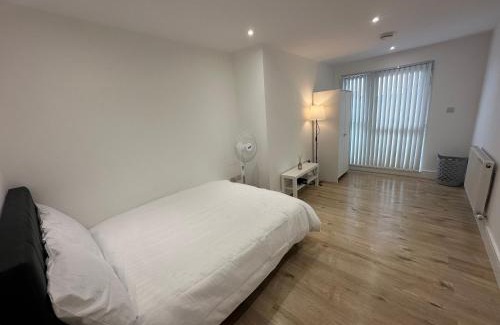 Luton Appartement | London Luton Airport Luxury Midland Apartments - GATED PARKING - Balcony - Sleeps 4