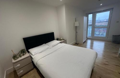 Luton Appartement | London Luton Airport Luxury Midland Apartments - GATED PARKING - Balcony - Sleeps 4