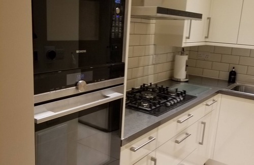 Clayhall Appartement | London Luxury 1 bed Flat 1 min Walk to Redbridge Tube Station, Parking, Aircon