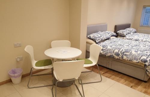 Valentines Appartement | London Luxury 2 bed studio 4 mins from Ilford Stn - FREE parking, WiFi, garden access