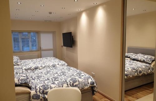 Valentines Appartement | London Luxury 2 bed studio 4 mins from Ilford Stn - FREE parking, WiFi, garden access